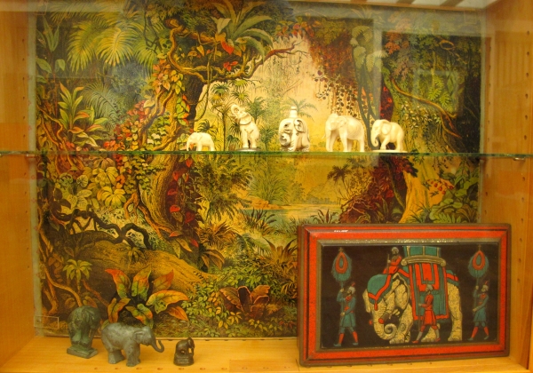 Klein-Vitrine DSCHUNGELBUCH-Elefanten