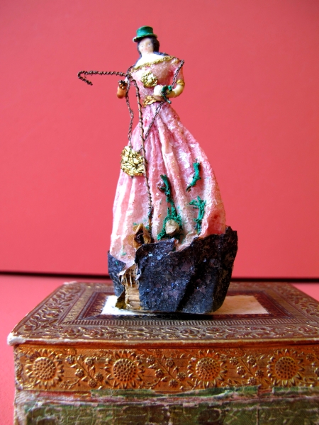 Schäferin aus Buntpapier und Metallfäden als Baumschmuck